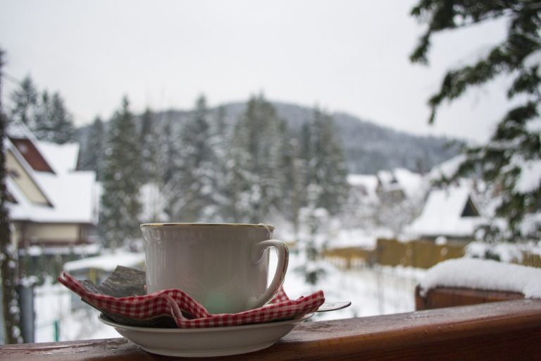 Idealny poranek w zakopanem – kawa na tarasie z widokiem na tatry